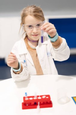 Genç öğrenci laboratuarda çalışıyor.