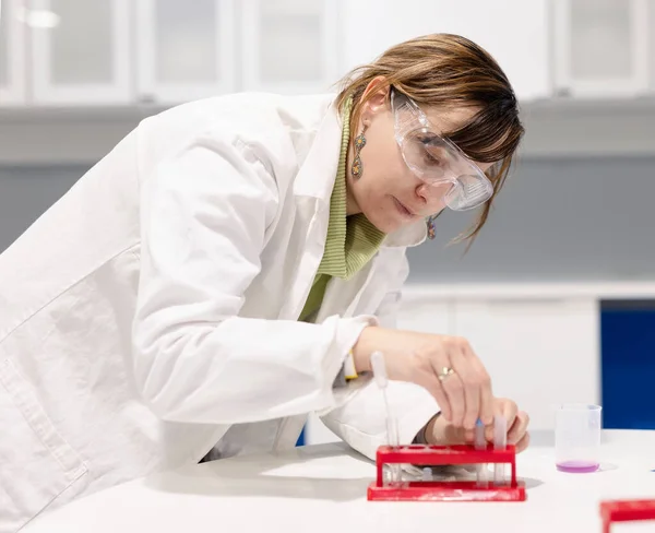 Young Woman Works Girl Chemitsry Laboratory — Stock Photo, Image