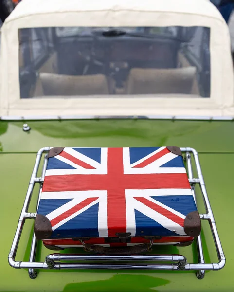 Kufr Společnou Královskou Vlajkou Zadní Straně Zeleného Staršího Auta — Stock fotografie