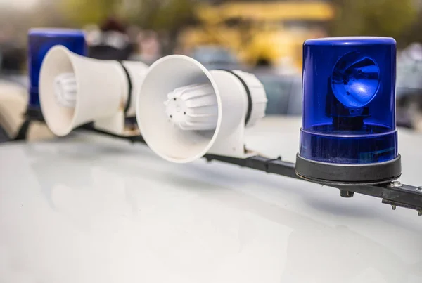 Dois Alto Falante Luzes Azuis Cima Carro Polícia — Fotografia de Stock