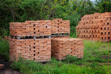 Tuğla fabrikasında paletler üzerinde kırmızı tuğla