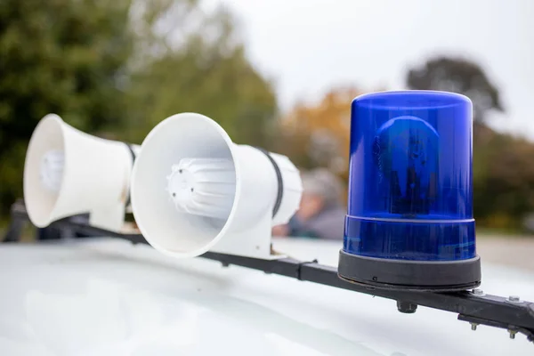 Dois Alto Falante Luzes Azuis Cima Carro Polícia — Fotografia de Stock