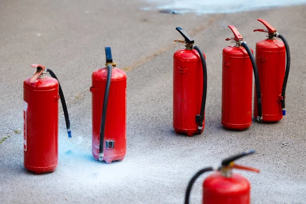 Vörös Tűzoltó Készülékek Tartályainak Csoportja — Stock Fotó