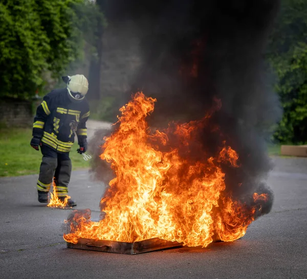 Tűzoltó Készülék Bemutatása Égő Tűzzel — Stock Fotó