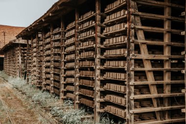 Tuğla fabrikasında tuğlalar kuruyor.