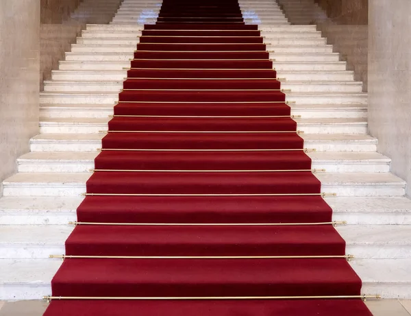 上爬楼梯时的红地毯 — 图库照片