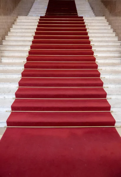 Κόκκινο Χαλί Ανερχόμενες Σκάλες Εσωτερικό — Φωτογραφία Αρχείου