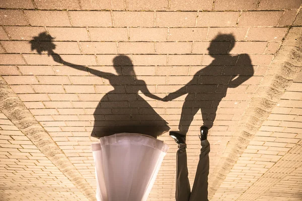 Schatten Von Posierendem Hochzeitspaar Boden — Stockfoto