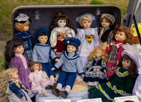 Σωρός Μαριονέτες Κούκλα Φορώντας Διακοσμητική Φορεσιά Στη Βαλίτσα Υπαίθρια Αγορά — Φωτογραφία Αρχείου
