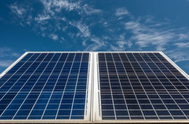Mavi gökyüzü olan mavi güneş panellerinin ayrıntıları
