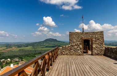 Szigliget Ortaçağ şatosunun harabelerinden Balaton tepelerinin manzarası