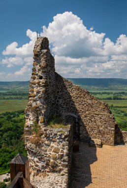 Szigliget Ortaçağ şatosunun harabelerinden Balaton tepelerinin manzarası