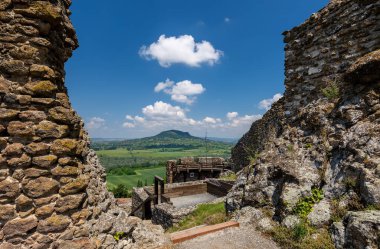 Szigliget Ortaçağ şatosunun harabelerinden Balaton tepelerinin manzarası