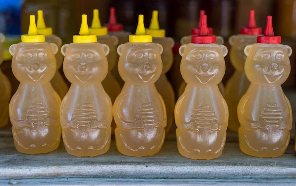 Χρυσό Γλυκό Μέλι Πλαστικό Μπουκάλι Στο Παντοπωλείο Υπαίθρια — Φωτογραφία Αρχείου