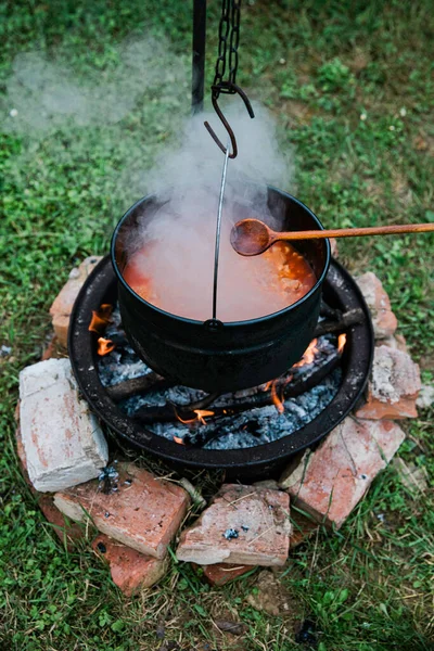 Stew Pot Nyitott Tűz Szabadban — Stock Fotó
