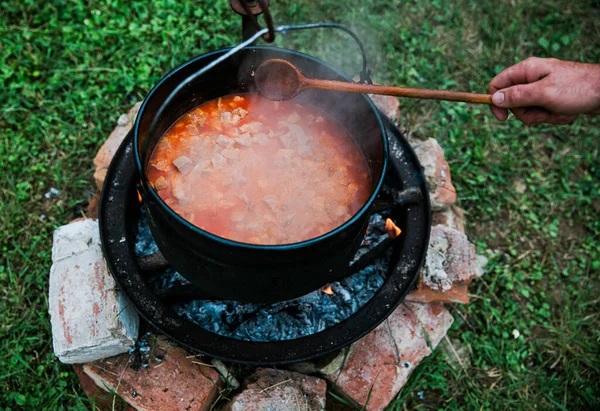 火の屋外で鍋をシチュー — ストック写真