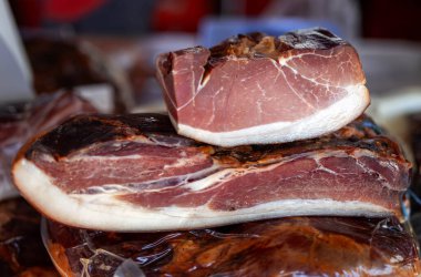 Tütsülenmiş jambon ve domuz pastırması yığını