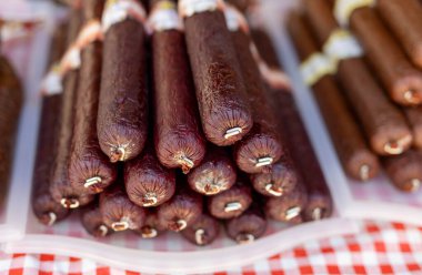 Baharatlı sosisler masada.