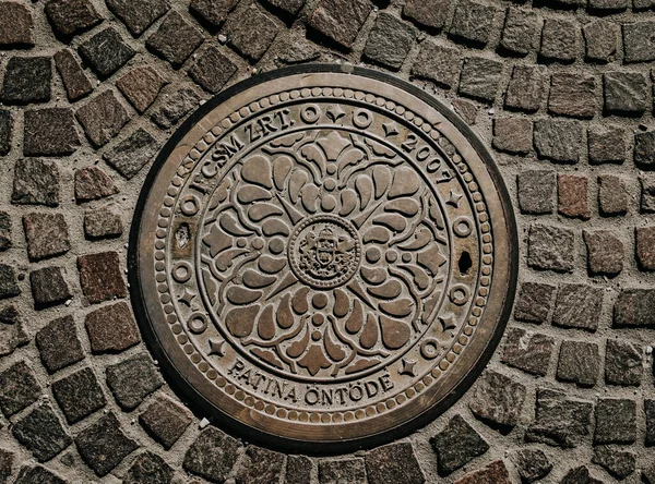 Manhole Cover Cobblestoned Pavement Budapest Hungary August 2023 — Stock Photo, Image