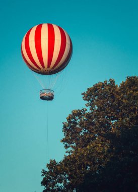 Mavi gökyüzünde uçan soyulmuş hava balonu