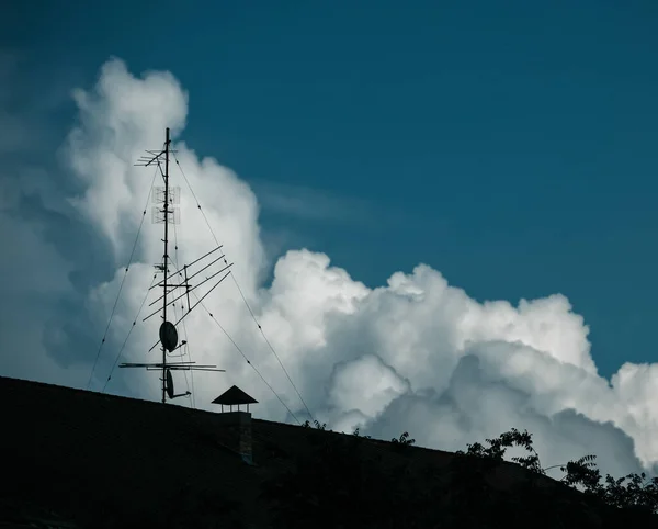 Antena Televisão Telhado Sobre Céu Nublado Imagens De Bancos De Imagens Sem Royalties