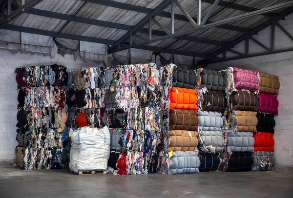 Egy Halom Préselt Színes Textilhulladék Bálákba Csomagolva Raktárban Stock Kép