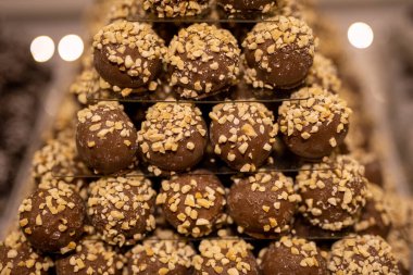 Şeker dükkanında çukulata topları yığını