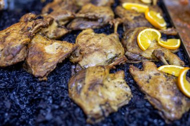 Kızarmış tavuk eti ve kırmızı lahana.