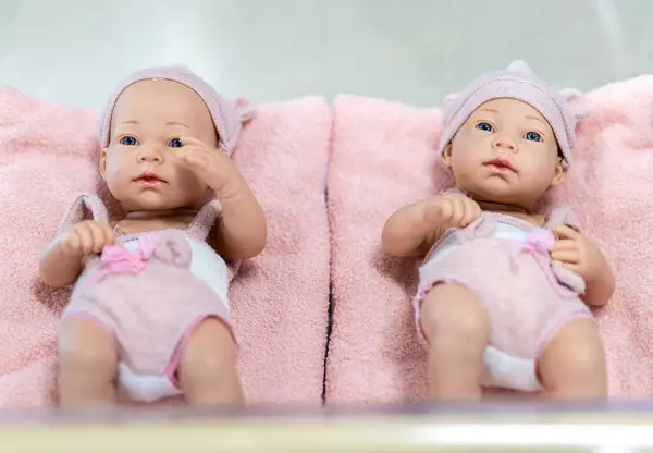 Niedliche Babypuppe Lag Auf Rosa Decke Stockbild