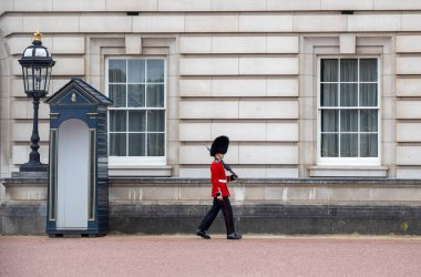 Kraliçe 'nin Muhafızları Buckingham Sarayı' nda görevli. İngiltere Kraliçesi 'nin resmi konutu, 2 Temmuz 2024..