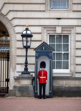 Kraliçe 'nin Muhafızları Buckingham Sarayı' nda görevli. İngiltere Kraliçesi 'nin resmi konutu, 2 Temmuz 2024..