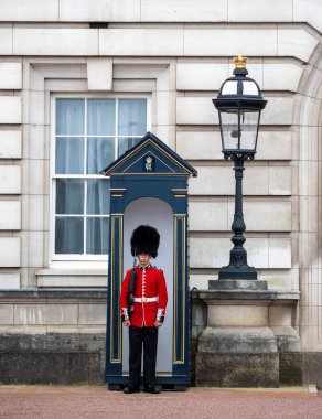 Kraliçe 'nin Muhafızları Buckingham Sarayı' nda görevli. İngiltere Kraliçesi 'nin resmi konutu, 2 Temmuz 2024..