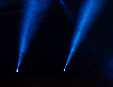 Siyah arkaplanda mavi ışık huzmeleri