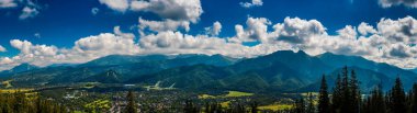 Panorama, Zakopane şehriyle çok güzel Tatra dağlarını selamlıyor.