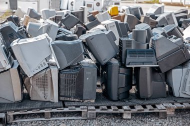 Elektronik alet yığını atık, monitörler ve televizyonlar