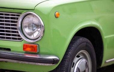 Klasik stil projektörü. Yeşil Lada arabası, Pecs, Macaristan. 23 Ekim 2022..