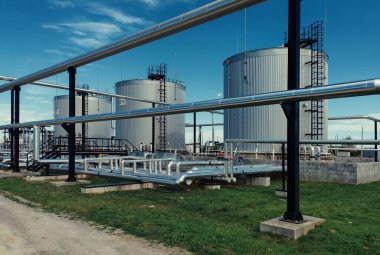 Petrol endüstrisindeki depolama tankları ve borular
