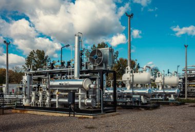 Petrol endüstrisindeki depolama tankları ve borular