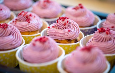 Lezzetli kremalı kek grubu.