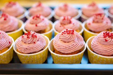 Lezzetli kremalı kek grubu.