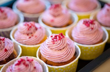 Lezzetli kremalı kek grubu.