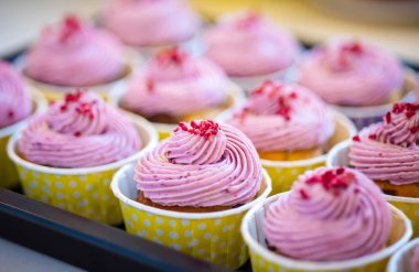 Lezzetli kremalı kek grubu.