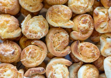 Tabak dolusu taze pişmiş çörek.