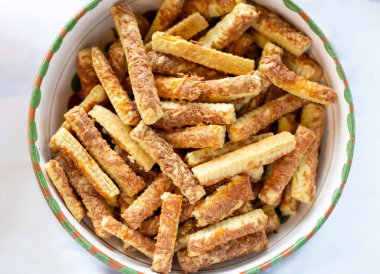 Bir kase tuzlu peynirli bisküvi.