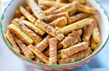 Bir kase tuzlu peynirli bisküvi.