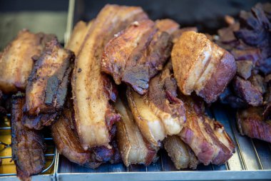 Tütsülenmiş jambon ve domuz pastırması yığını