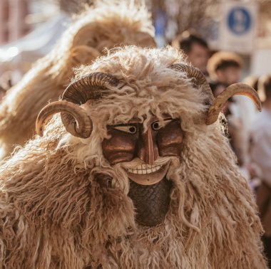 MOHACS, HUNGARY - 4 Mart 2025, Mohacsi Busojaras, Macaristan 'ın Mohacs kentinde düzenlenen bahar kutlamaları için düzenlenen bir karnaval.