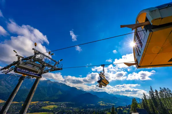 Polonya 'nın Zakopane kentindeki Tatra dağında teleferik yolculuğu.