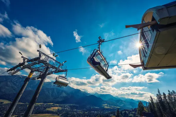 Polonya 'nın Zakopane kentindeki Tatra dağında teleferik yolculuğu.