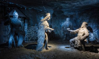 WIELICZKA, POLAND - 10 Aralık 2018: Saint Kinga Kilisesi 'nde (nam-ı diğer Cunegunda) Aziz Kinga heykelleri, madencinin yüzüğünü bulduğu zaman
